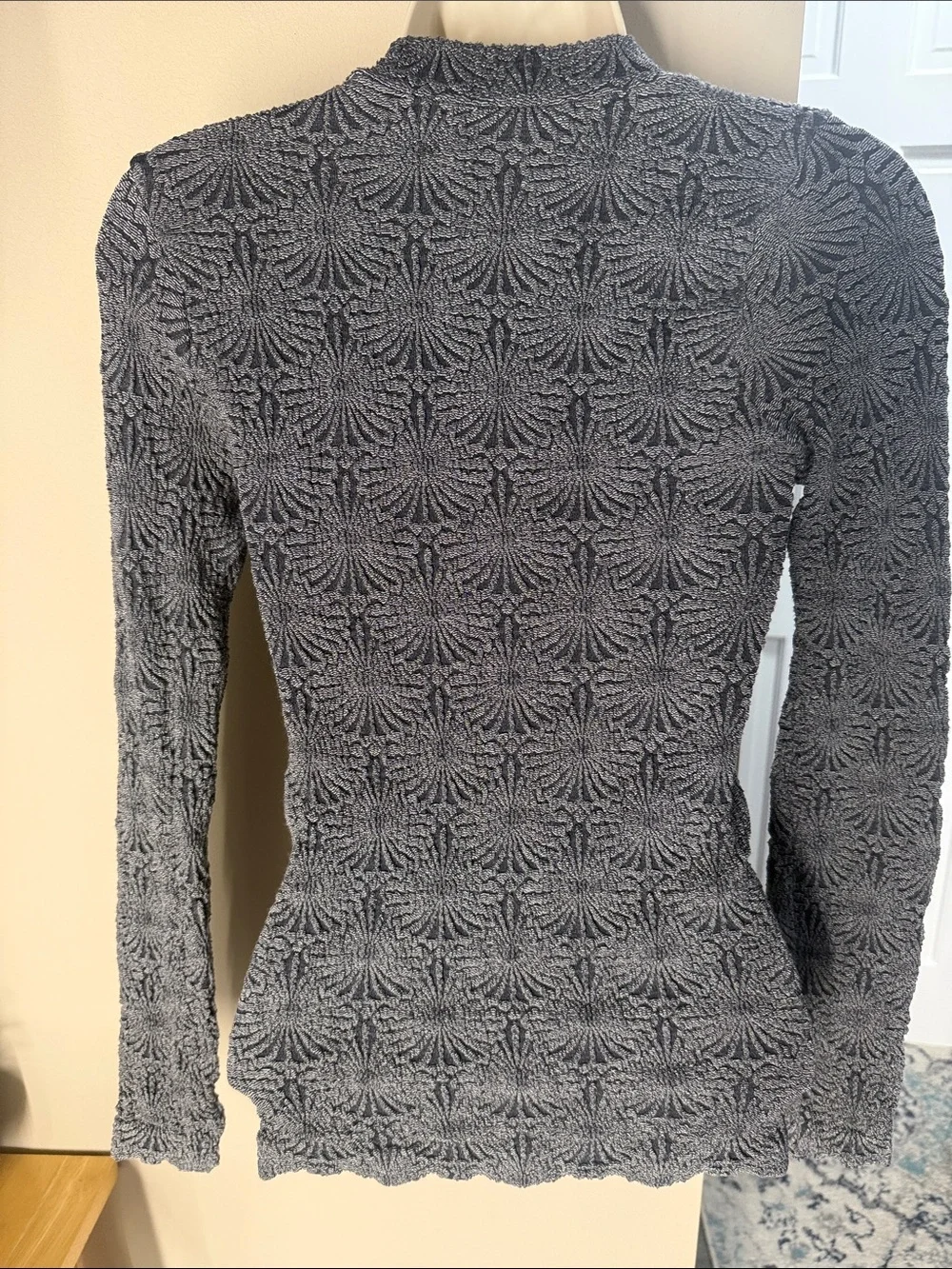 Aura M/L textured fitted mock neck top